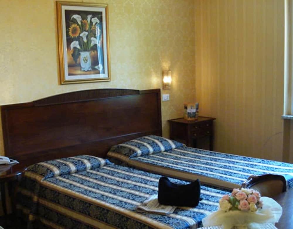 Hotel Villa Aricia Ariccia Buitenkant foto